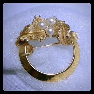 🎁 Beautiful vintage Sarah Coventry wreath brooch